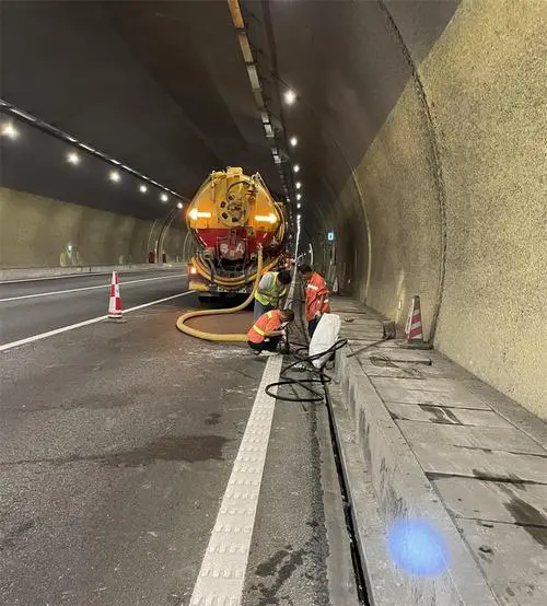 江州隧道排水渠清淤